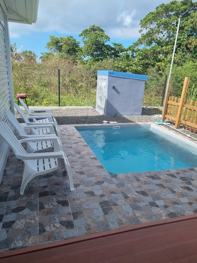 Piscine privée du bungalow Les Saintes à Saint-François