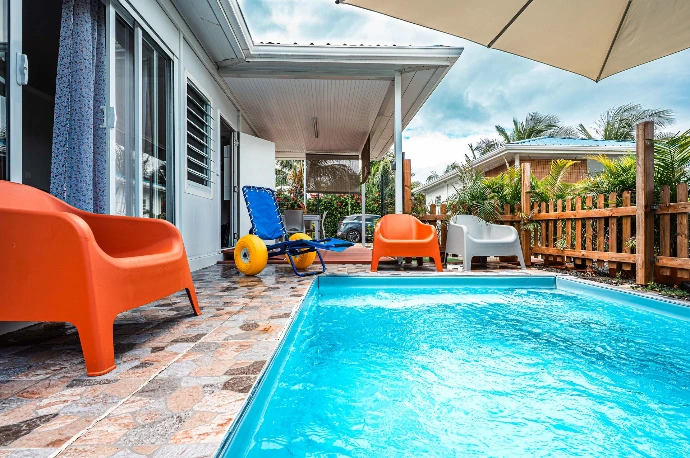 Piscine privée et terrasse du bungalow Désirade à Saint-François