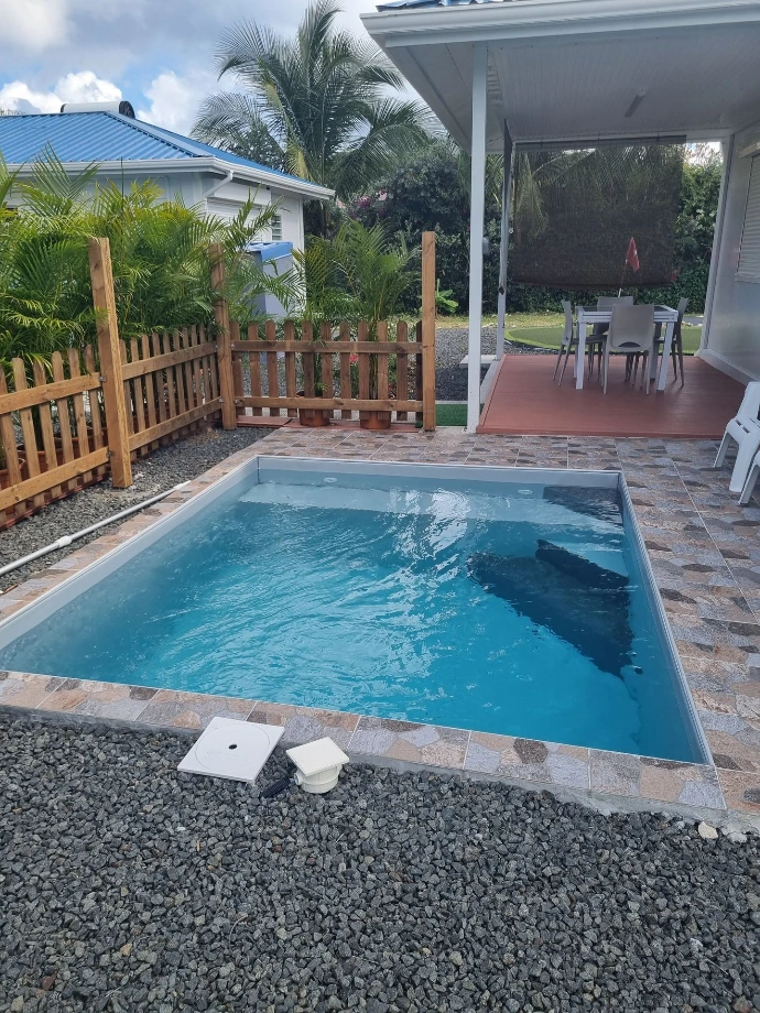 Piscine privée du bungalow Marie-Galante à Saint-François